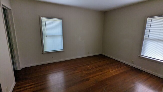 Building Photo - East End home near hospital, restaurants, grocery