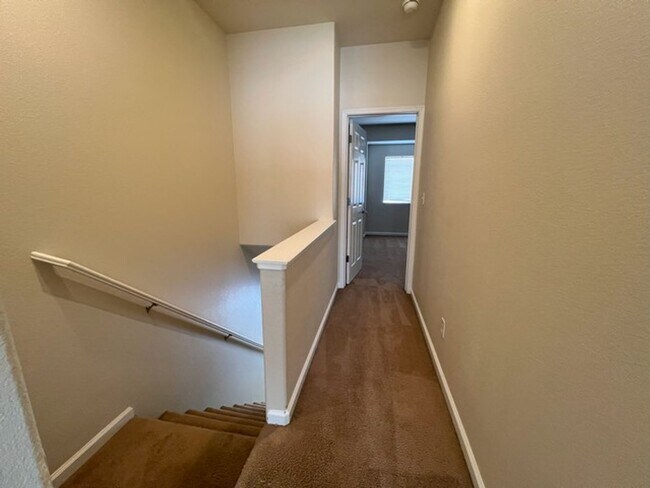 Building Photo - North Reno/UNR: Two Bedroom Townhome