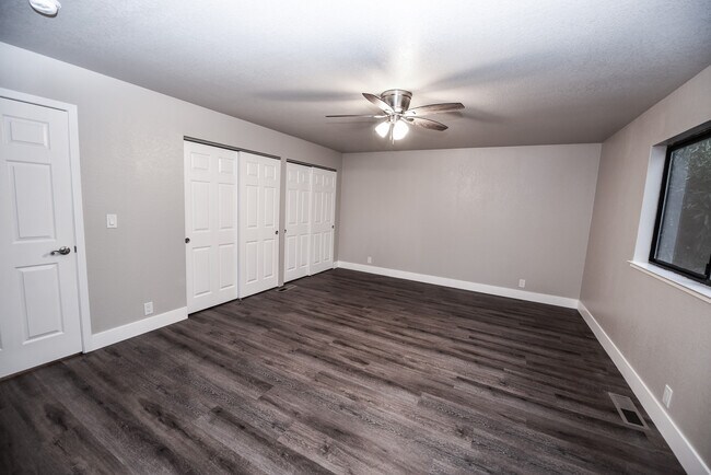 Building Photo - 2455 Knollwood Dr