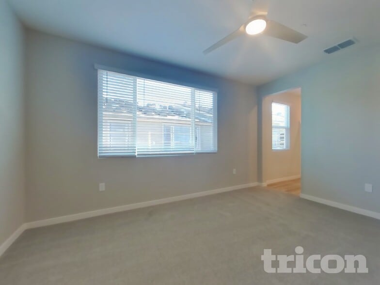 Building Photo - 6 Adella Pl