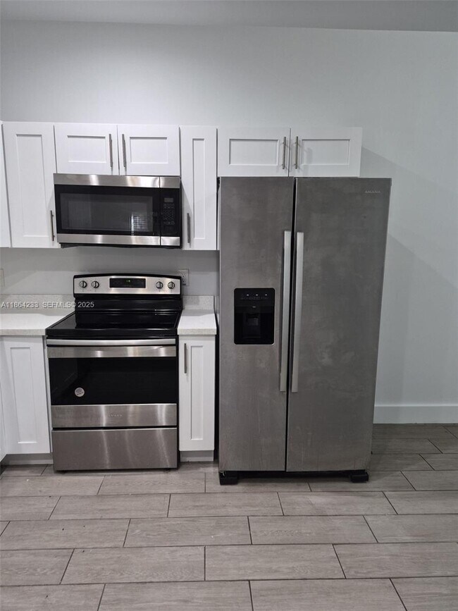 Building Photo - 2208 SW 3rd Ave