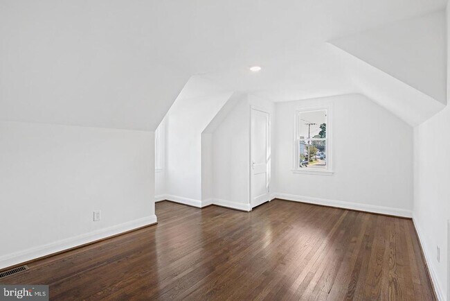 Building Photo - 423 Ingleside Ave