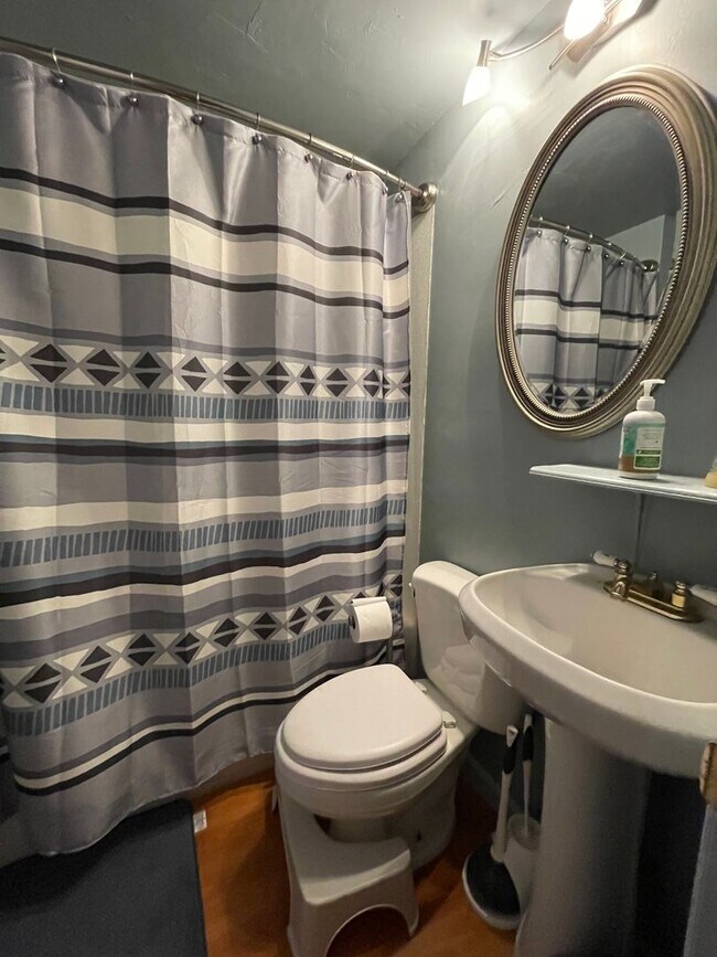 Building Photo - Charming 3 Bed 3 Bath Home - Available Aug...