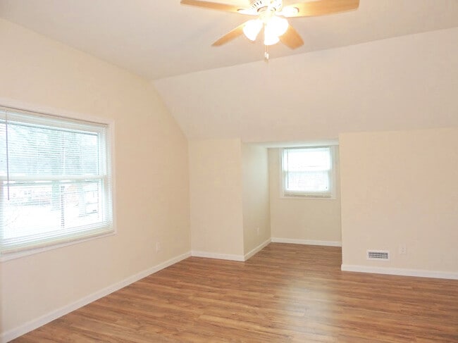 Building Photo - 4 Bedroom - 2 Full Bath Bungalow for Rent!