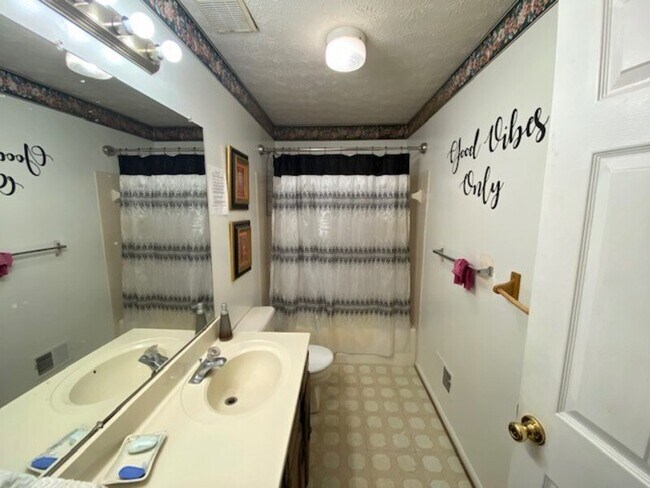 Building Photo - 8310 Chestnut Farm Ln