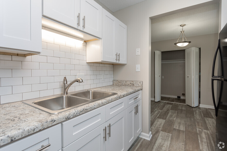 2BR, 2BA - 1000SF Upstairs Renovated - Kitchen - Tiffany Square