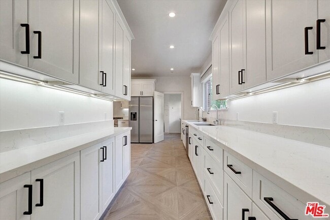 Building Photo - 165 N Las Palmas Ave