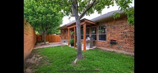 Building Photo - 733 Edwards Walk Dr