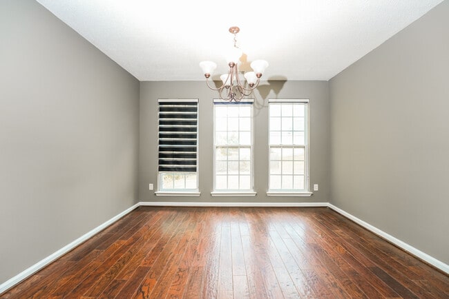 Building Photo - 5549 Village Ridge