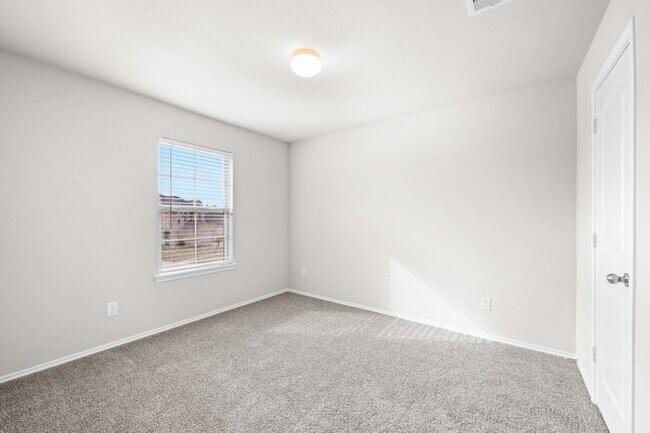 Building Photo - 16868 Pink Wintergreen Dr