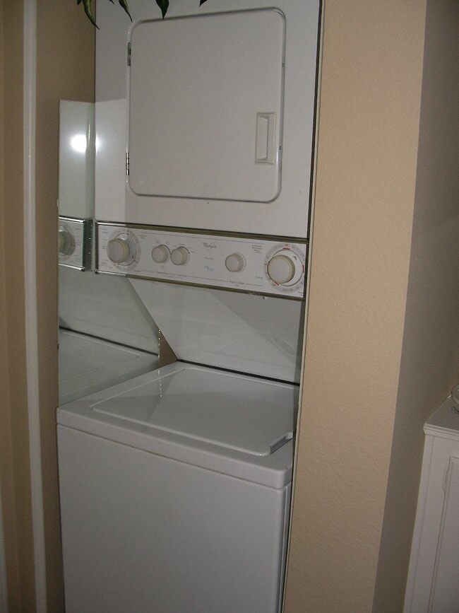 Building Photo - Ground Floor Condo - Available For Lease!
