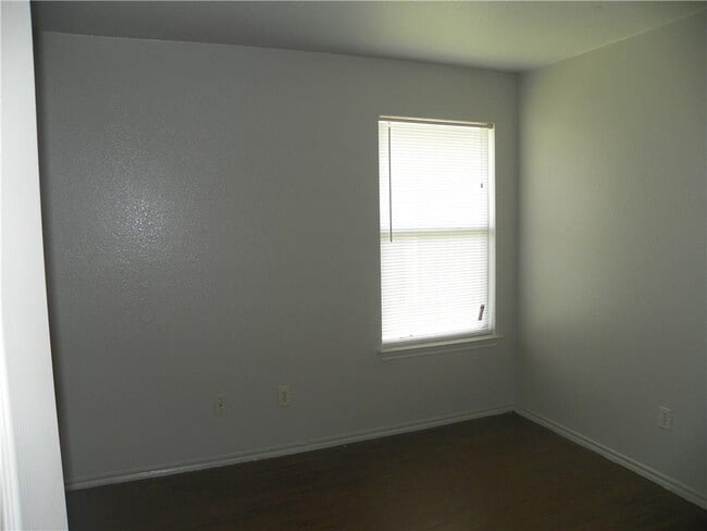 Building Photo - 2221 Creekside Ln