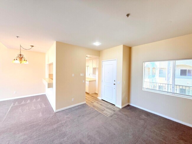 Building Photo - Gorgeous Spacious 2 Bedroom - 2 bath top f...