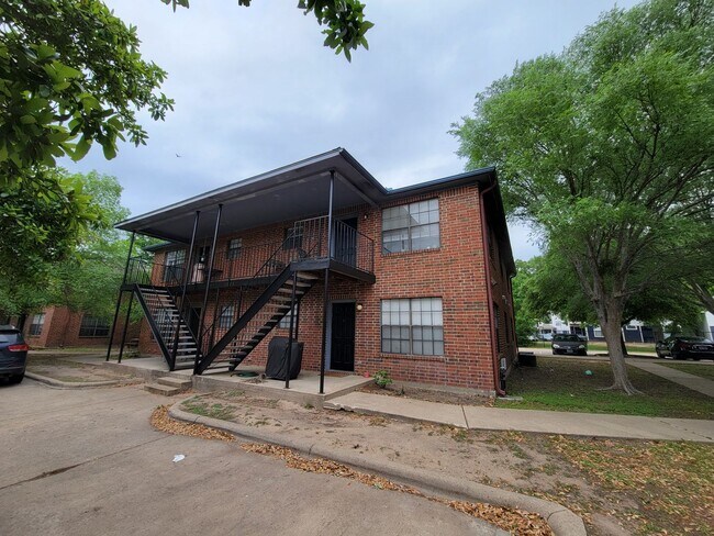 Building Photo - College Station - 3 bedroom / 2 bath 4 plex- downstair units.