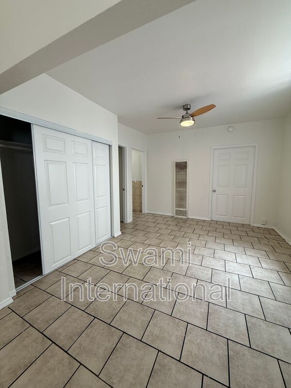 Building Photo - 1733 1/2 E. 63rd St.