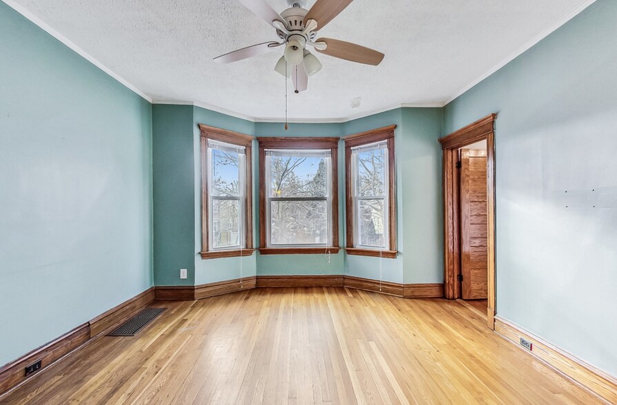 Primary living room with west-facing windows - 3747 N Kostner Ave