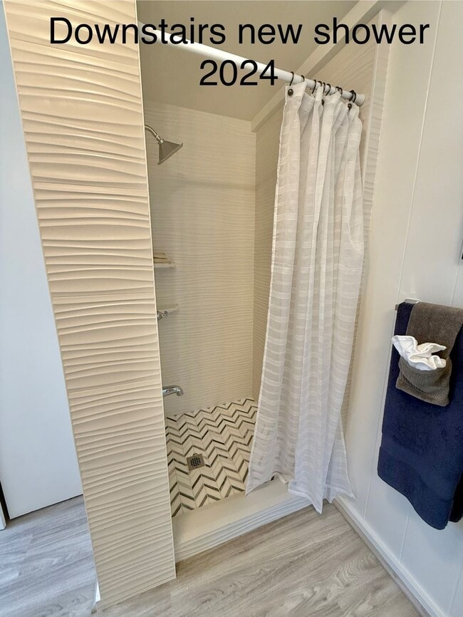 Building Photo - Modern two story Kaimuki home - all new ki...