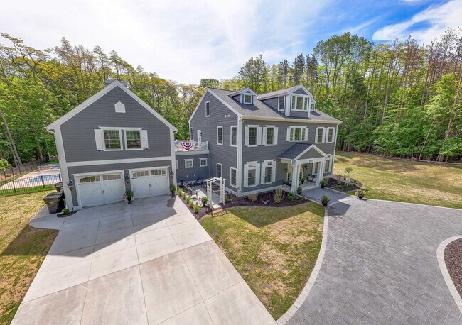 Building Photo - 2171 Lakeshore Dr