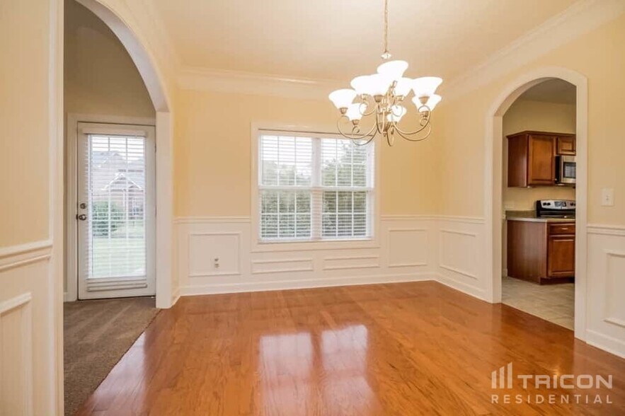 Building Photo - 707 Willow Cove Dr
