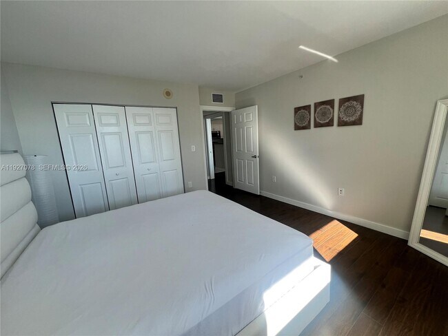 Building Photo - 1155 Brickell Bay Dr