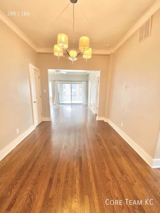 Building Photo - 710 W 48th St