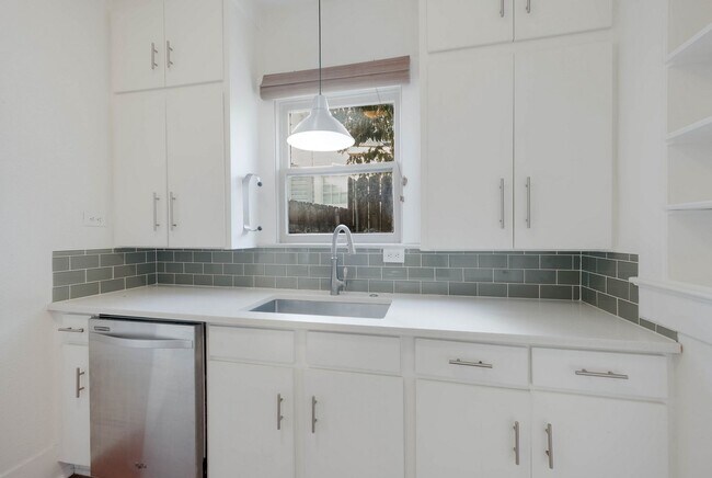 Building Photo - Historic Charm Near The Pearl