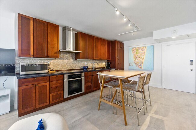 Building Photo - 100 Lincoln Rd