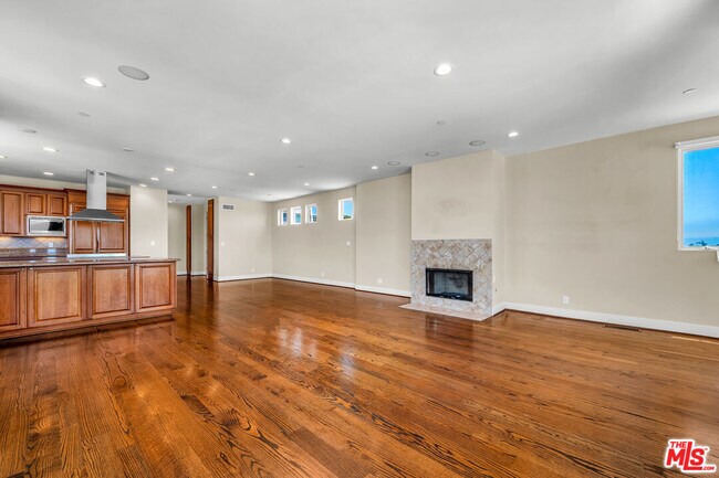 Building Photo - 308 Gull St