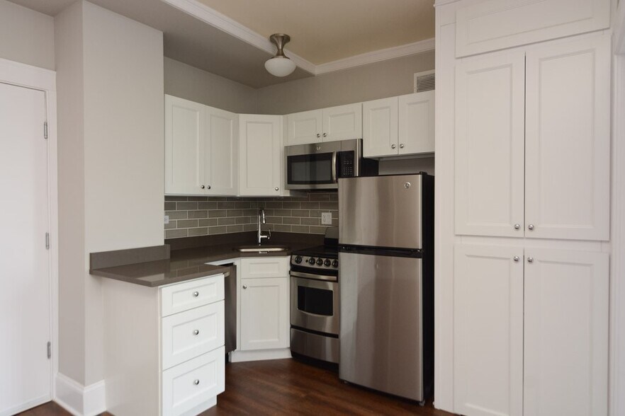 Building Photo - 818 W Lakeside Pl