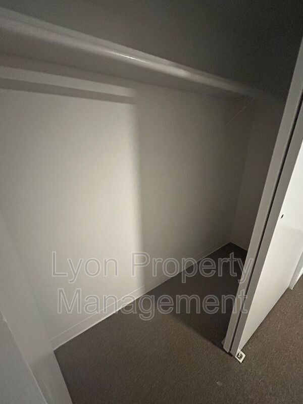 Building Photo - 1495 Ten Rod Rd