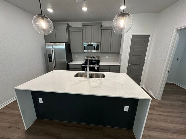 Building Photo - AVAILABLE NOW!