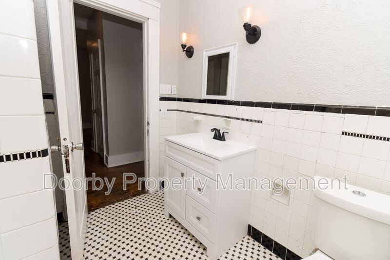 Building Photo - 2802 Fairview Dr