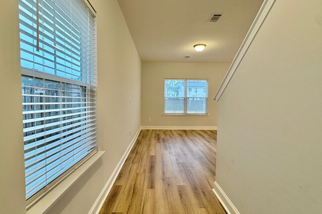 Building Photo - AVAILABLE NOW! (Pet Friendly)