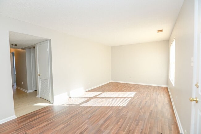Building Photo - Spacious Townhome Updated Throughout!