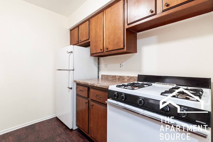 Building Photo - 665 W Wrightwood Ave