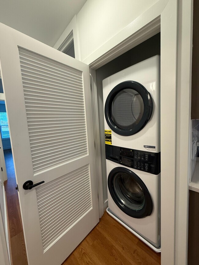 Building Photo - 909 Bainbridge St