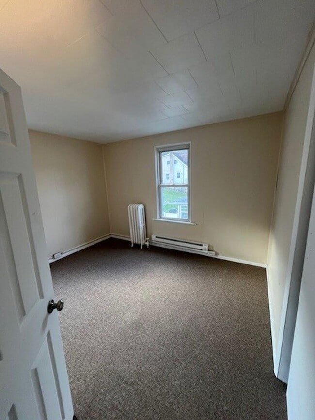 Building Photo - 4 bedroom 2 bathroom