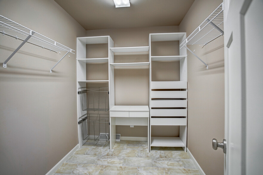 Master Closet - 9121 Weatherstone Rd