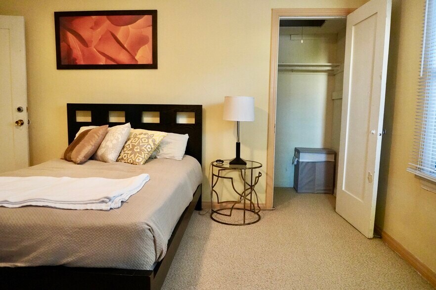 Building Photo - 1220 S Woods Ave