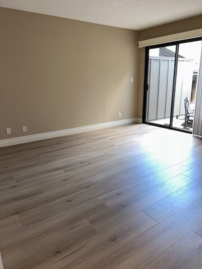 Building Photo - Well-Maintained Home with Great Outdoor Space