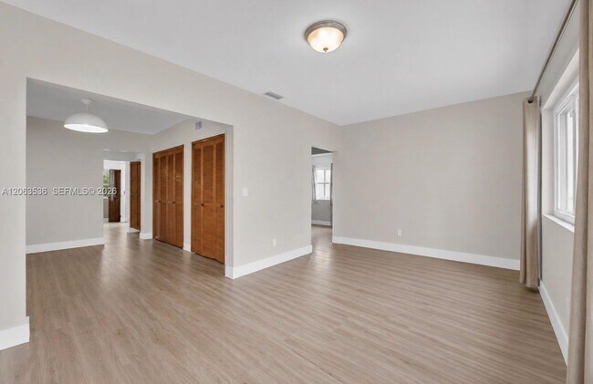 Building Photo - 727 NW 24th Ct
