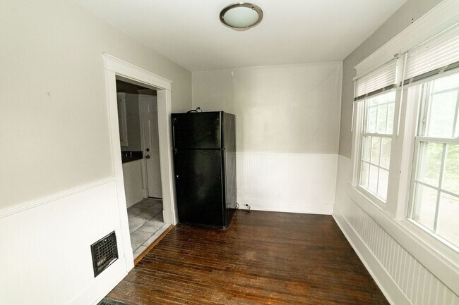 Building Photo - 2413 Emmett Ave
