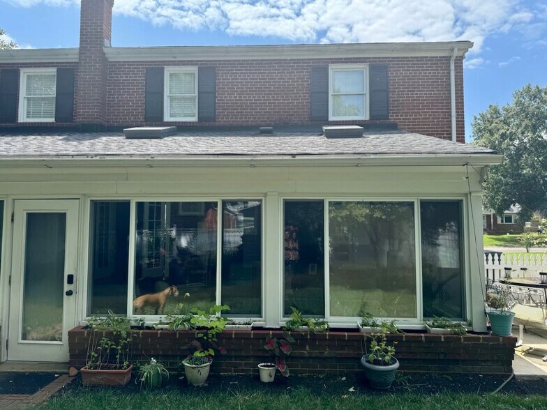 Back view - 2308 Buckingham Ave
