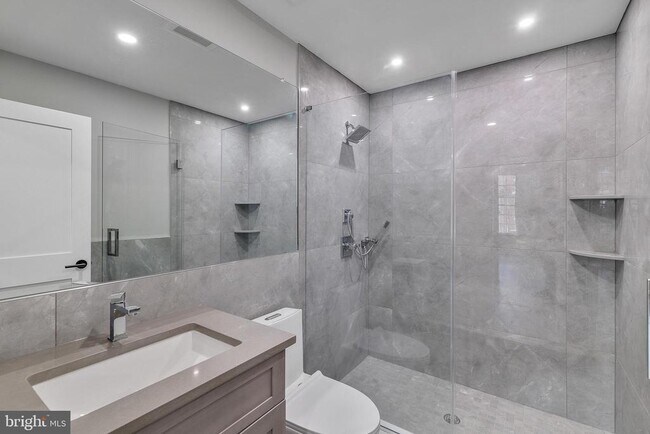 Building Photo - 752 S 16th St