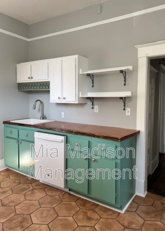 Building Photo - 1203 1/2 E Henry St