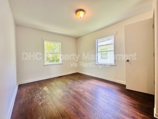 Building Photo - 2125 Larchwood Rd SW