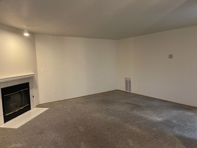 Building Photo - 3 bdrm, 2.5 bath, 2 car garage  (1 attache...