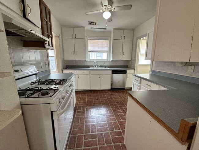 Building Photo - Plaza District / Classen 3 Bed Beauty! - Move In Deposit-Free! (If Qualified)