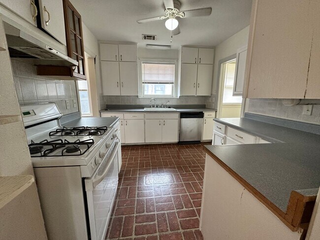 Building Photo - Plaza District / Classen 3 Bed Beauty!