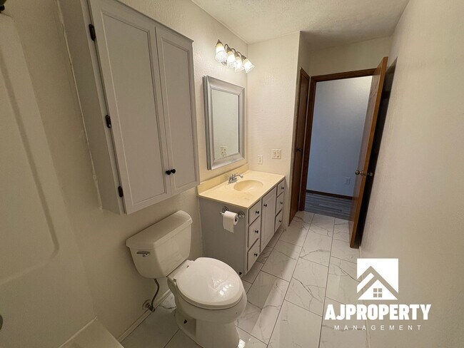 Building Photo - 5801 W Coughran Ct